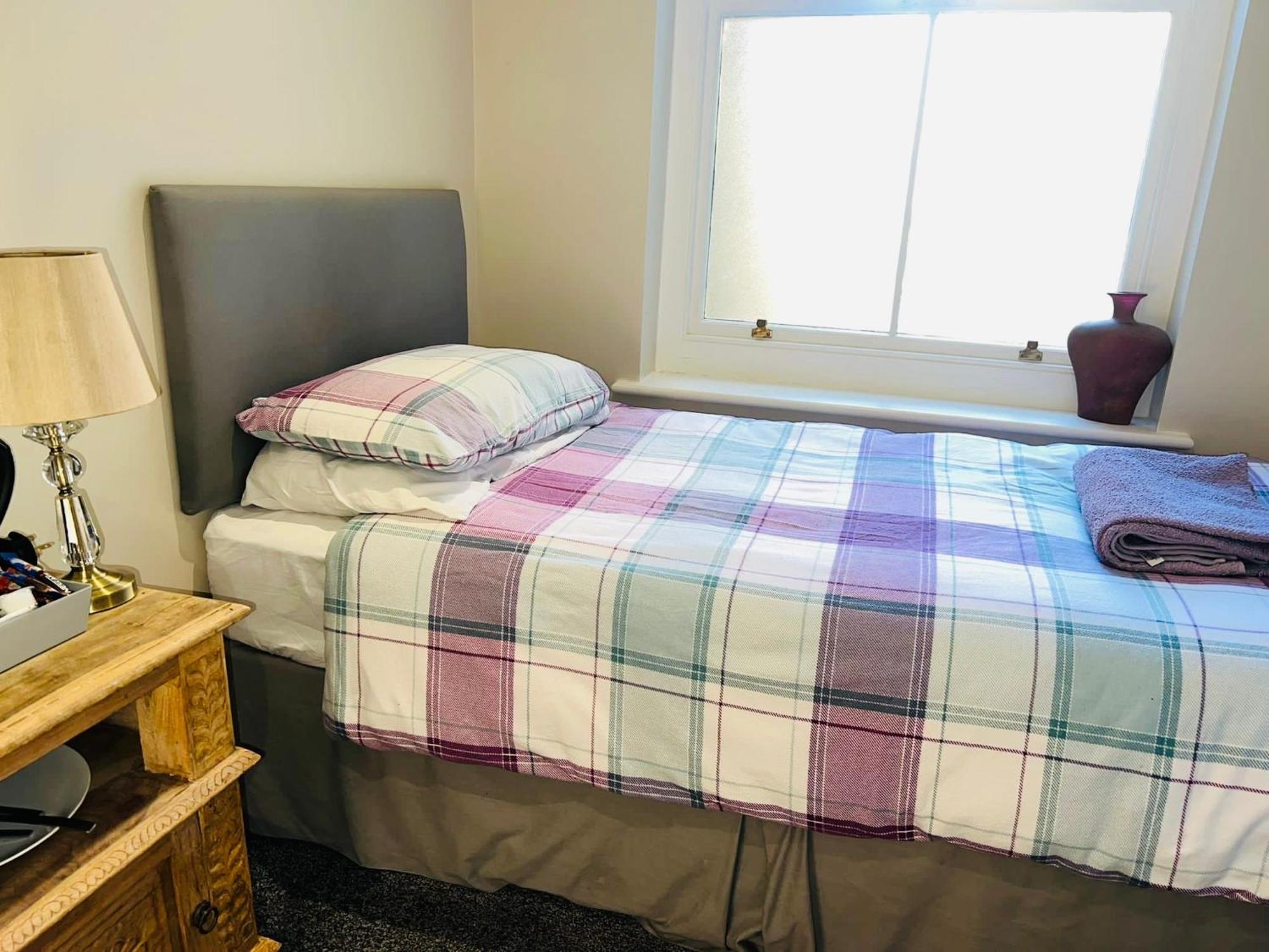 Homestay Single - Bed For The Night - Close To